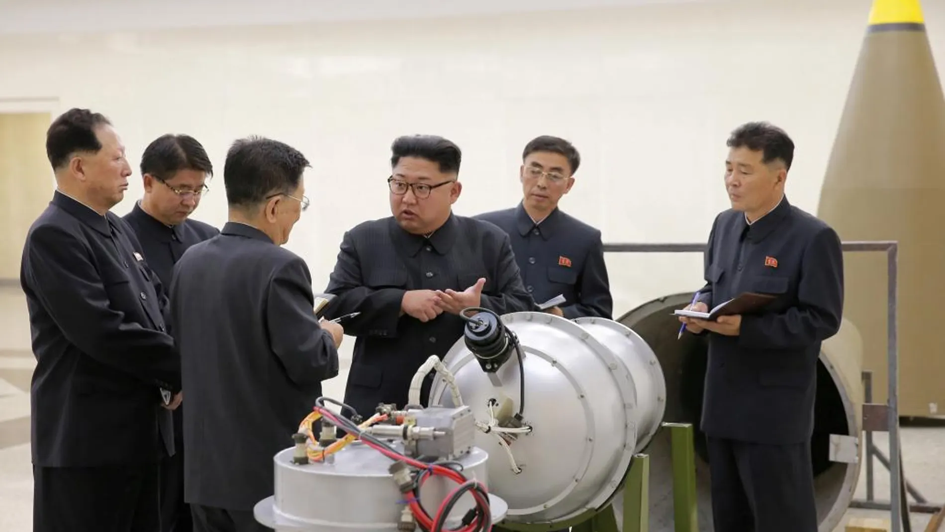 El líder de Corea del Norte asesorando sobre armamentística nuclear