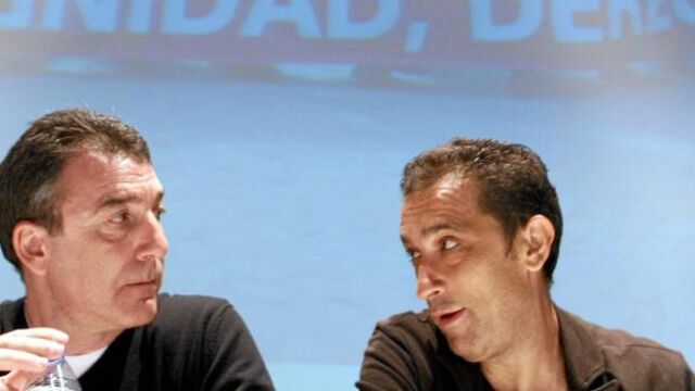 El secretario gneral de CCOO en Castilla y León, Ángel Hernández, conversa con el responsable de Acción Sindical, Vicente Andrés, ayer en Valladolid