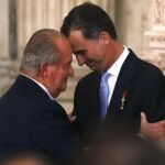 Don Juan Carlos abraza a Don Felipe tras firmar la Ley Orgánica que hacía efectiva su abdicación en una solemne ceremonia