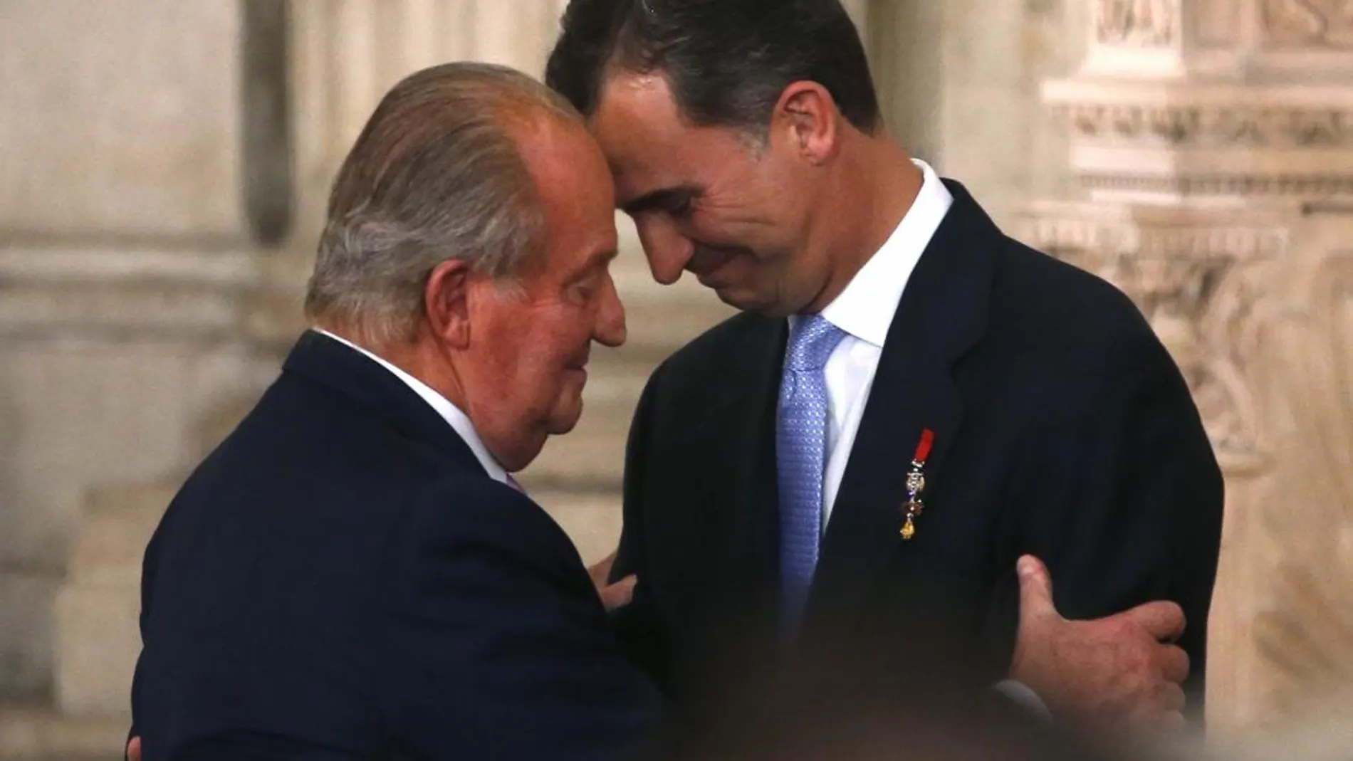 Don Juan Carlos abraza a Don Felipe tras firmar la Ley Orgánica que hacía efectiva su abdicación en una solemne ceremonia