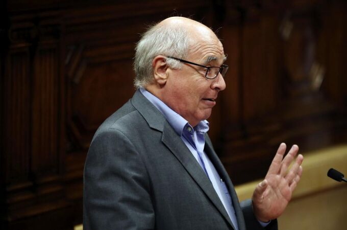 El lider del CSQEP, Lluis Rabell rdurante su intervención tras la declaración del presidente Carles Puigdemont en el Parlament