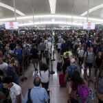 El Aeropuerto de Barcelona-El Prat ha vuelto a registrar hoy colas de hasta una hora en los controles de seguridad