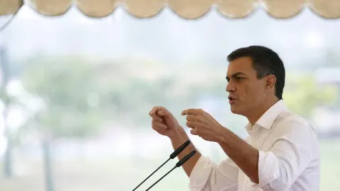 El secretario general del PSOE, Pedro Sánchez, durante su intervención en un acto de campaña en el concello coruñés de Cerceda