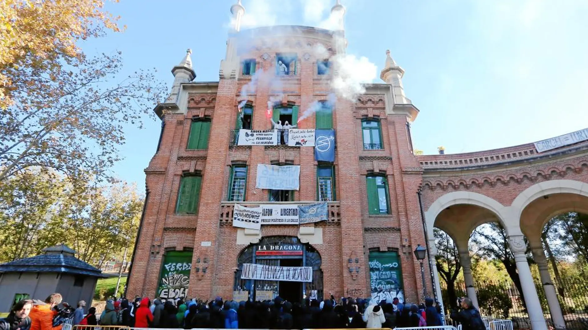 Los okupas tenían preparadas bengalas para celebrar que «La Dragona no se toca» una vez más. Cristina Bejarano