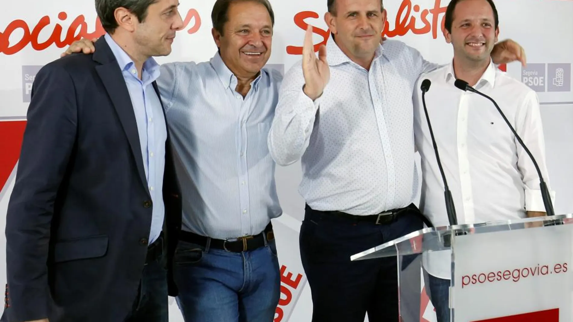 El procurador socialista José Luis Aceves (segundo por la derecha) celebra el triunfo en las Primarias junto a Juan Luis Gordo y su rival, José Antonio Bayón