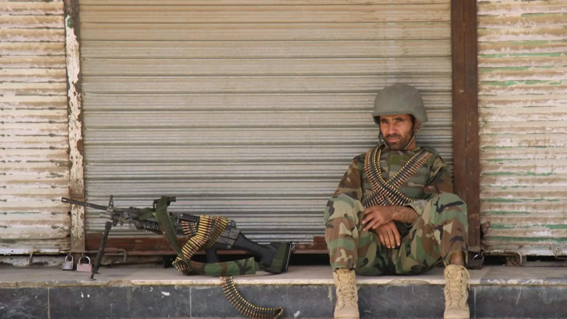 Un soldado del Ejército afgano en un descanso durante los combates por el control de Kunduz.