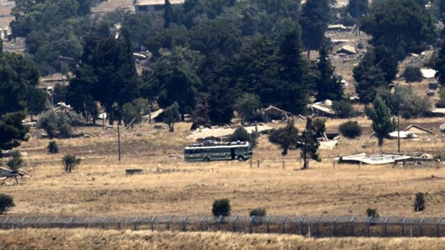 Varios autobuses trasladan a los «cascos blancos» hasta la frontera de Israel para continuar su viaje hasta Jordania desde donde serán trasladados a países europeos y Canadá