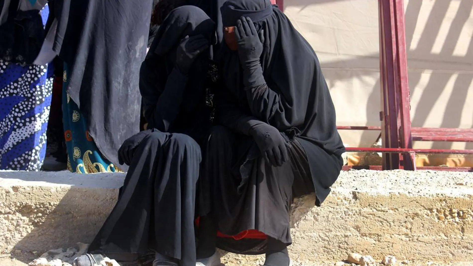Mujeres iraquíes que huyeron de Mosul después de que llegaron al campo sirio de Hasakah, en el noreste de Siria