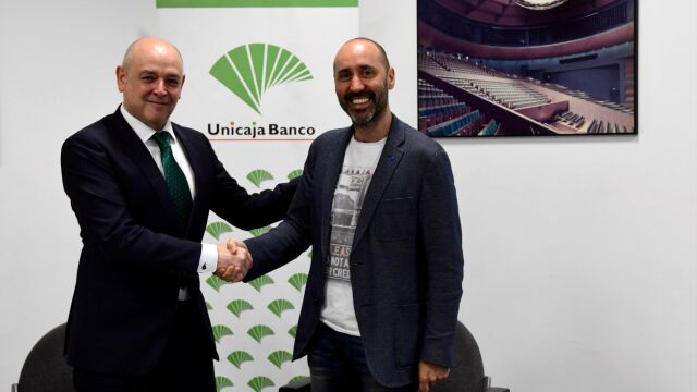El director de Relaciones Institucionales y con Grupos de Unicaja Banco, Fernando Ríos, y el director general del Teatro de la Maestranza, Javier Menéndez