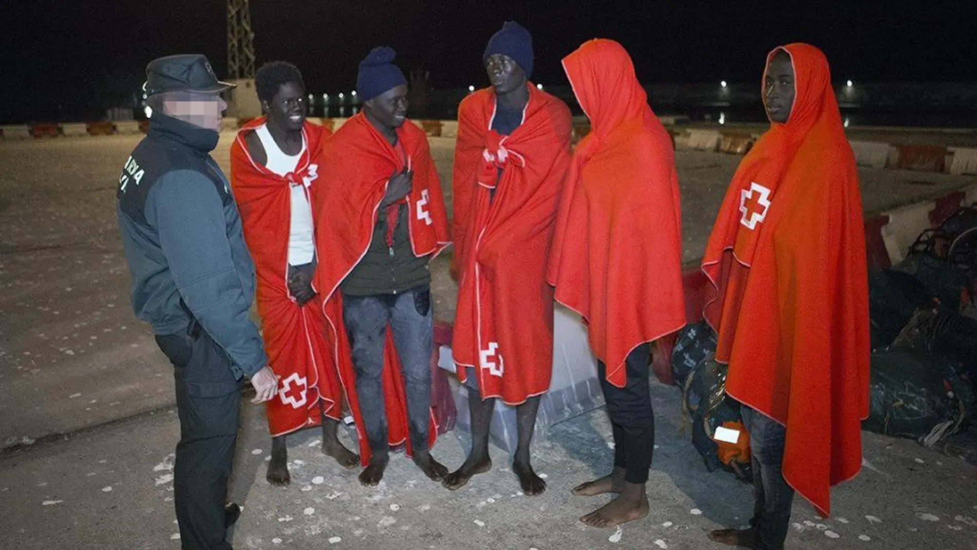 Inmigrantes subsaharianos rescatados por efectivos de Salvamento Marítimo en las cercanías de la isla de Alborán hoy