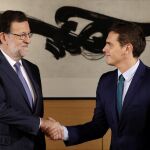 El presidente del Gobierno en funciones, Mariano Rajoy (i), y el líder de Ciudadanos, Albert Rivera, durante la entrevista que mantuvieron ayer
