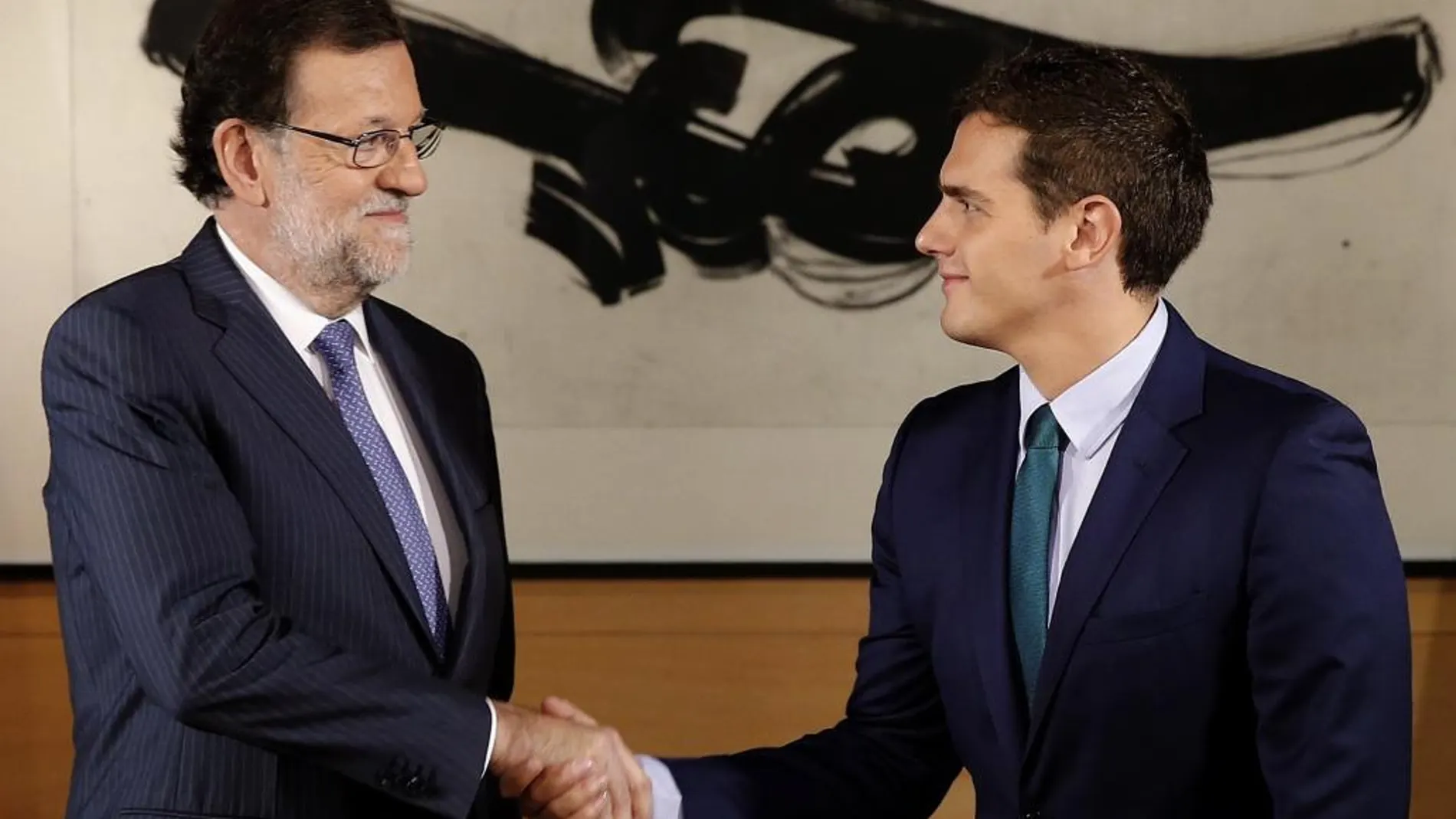 El presidente del Gobierno en funciones, Mariano Rajoy (i), y el líder de Ciudadanos, Albert Rivera, durante la entrevista que mantuvieron ayer