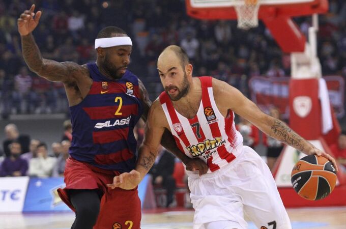 El jugador del Barcelona Lassa Tyrese Rice (i) lucha por el balón con Vassilis Spanoulis (d) del Olympiacos