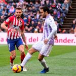 El centrocampista del Atlético de Madrid Saúl Ñíguez presiona al defensa del Valladolid Kiko Oliva / Foto: Efe