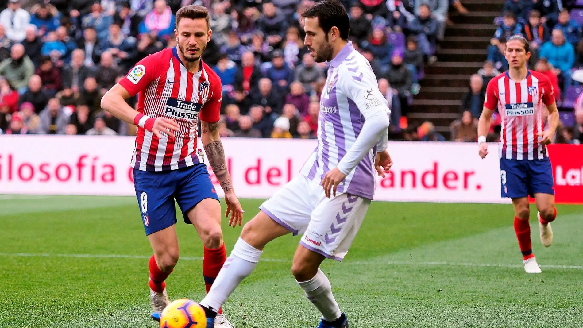 El centrocampista del Atlético de Madrid Saúl Ñíguez presiona al defensa del Valladolid Kiko Oliva / Foto: Efe