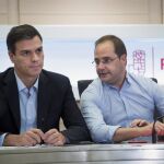El secretario general del PSOE, Pedro Sánchez (i), y el secretario de Organización, César Luna