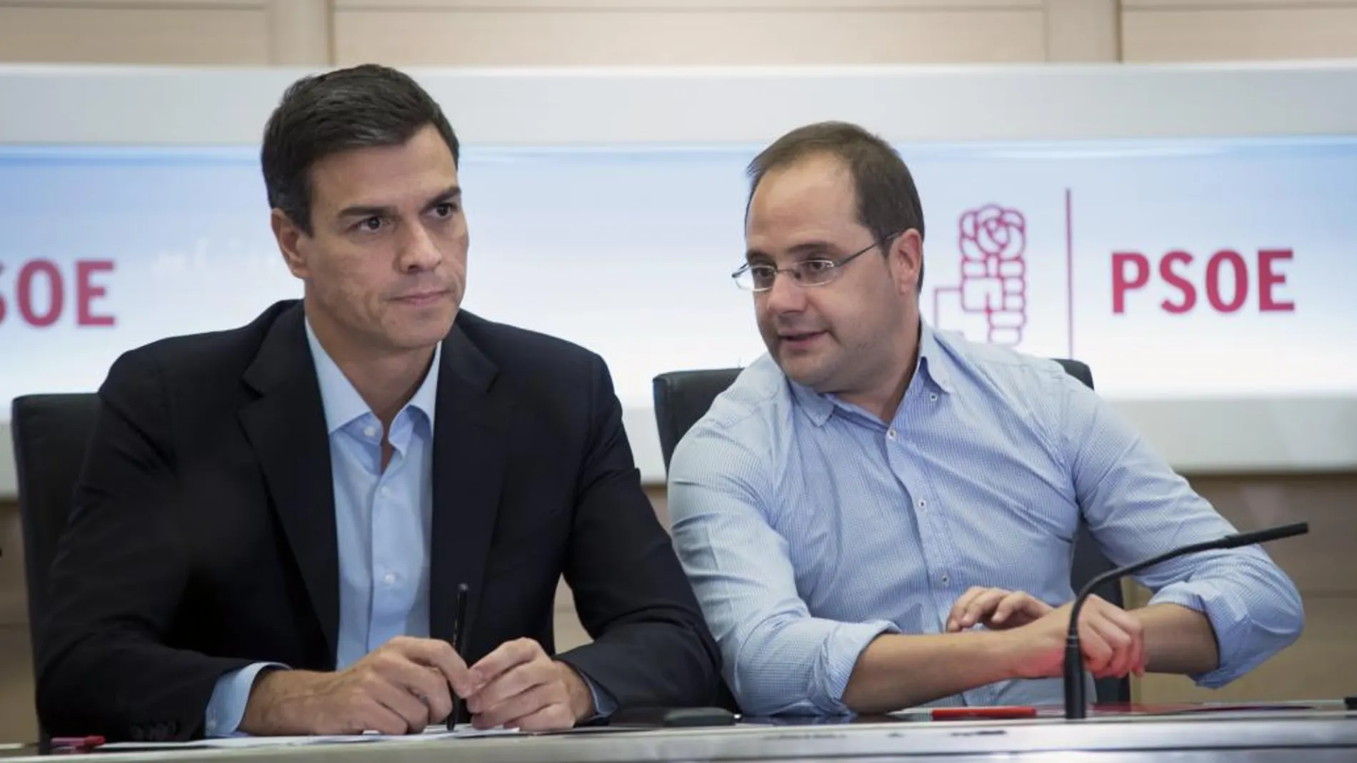 El secretario general del PSOE, Pedro Sánchez (i), y el secretario de Organización, César Luna