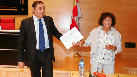 El consejero Sáez Aguado conversa con la procuradora socialista Mercedes Martín, antes de comparecer en las Cortes