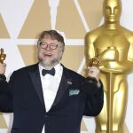 Guillermo del Toro posa con los galardones