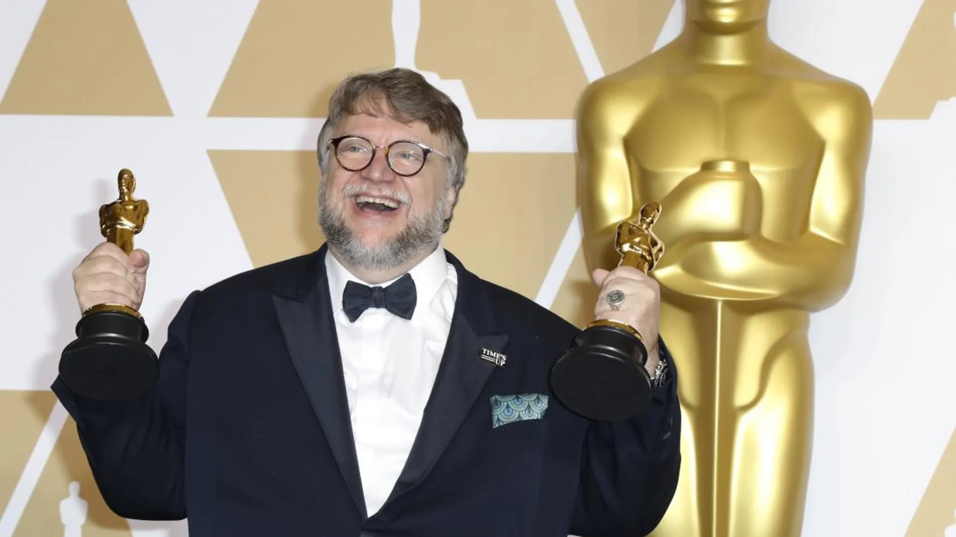 Guillermo del Toro posa con los galardones