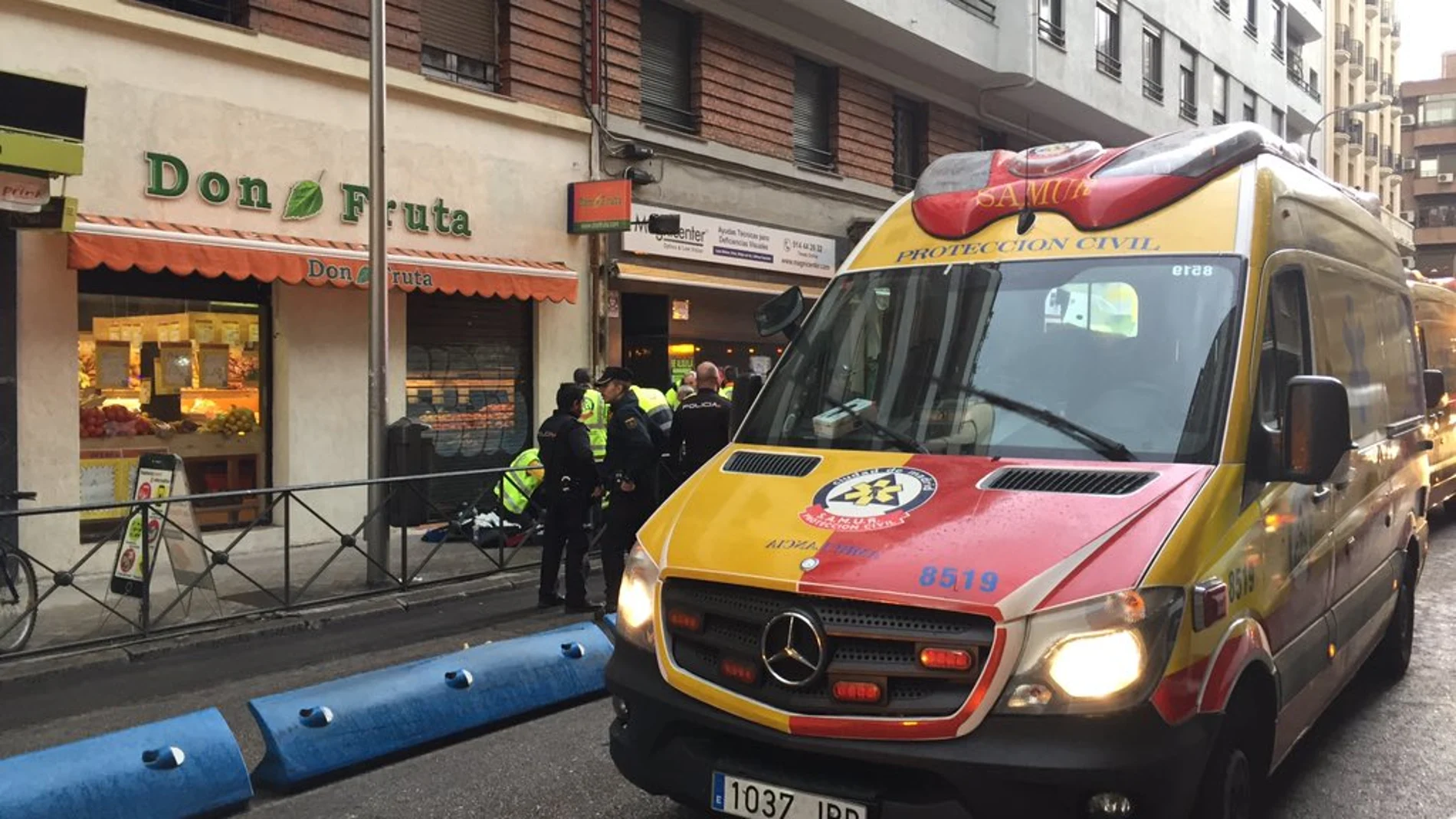 Ambulancia circula por Madrid