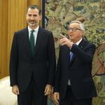 El Rey Felipe VI y el presidente de la Comisión Europea, Jean-Claude Juncker,d., durante la audiencia hoy en el Palacio de La Zarzuela