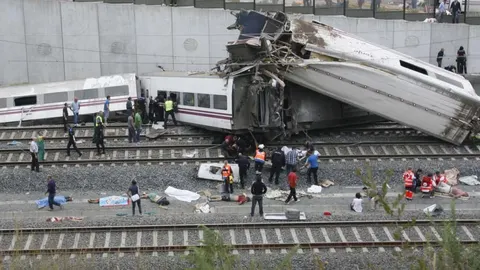 Imagen del tren siniestrado en la curva de A Grandeira
