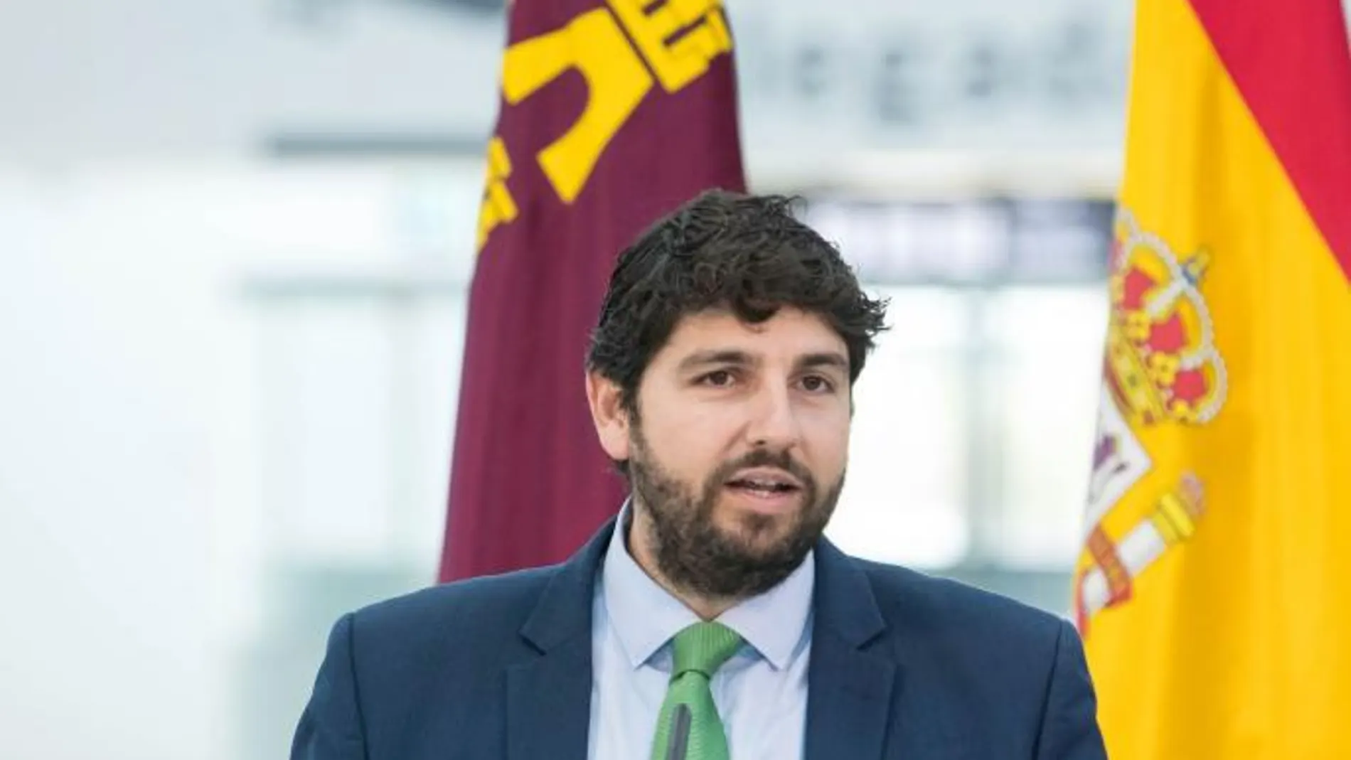 El presidente de la Comunidad, Fernando López Miras tras la firma con el presidente de AENA, Jaime García-Legaz, del contrato de gestión, explotación y mantenimiento del Aeropuerto Internacional de la Región de Murcia.