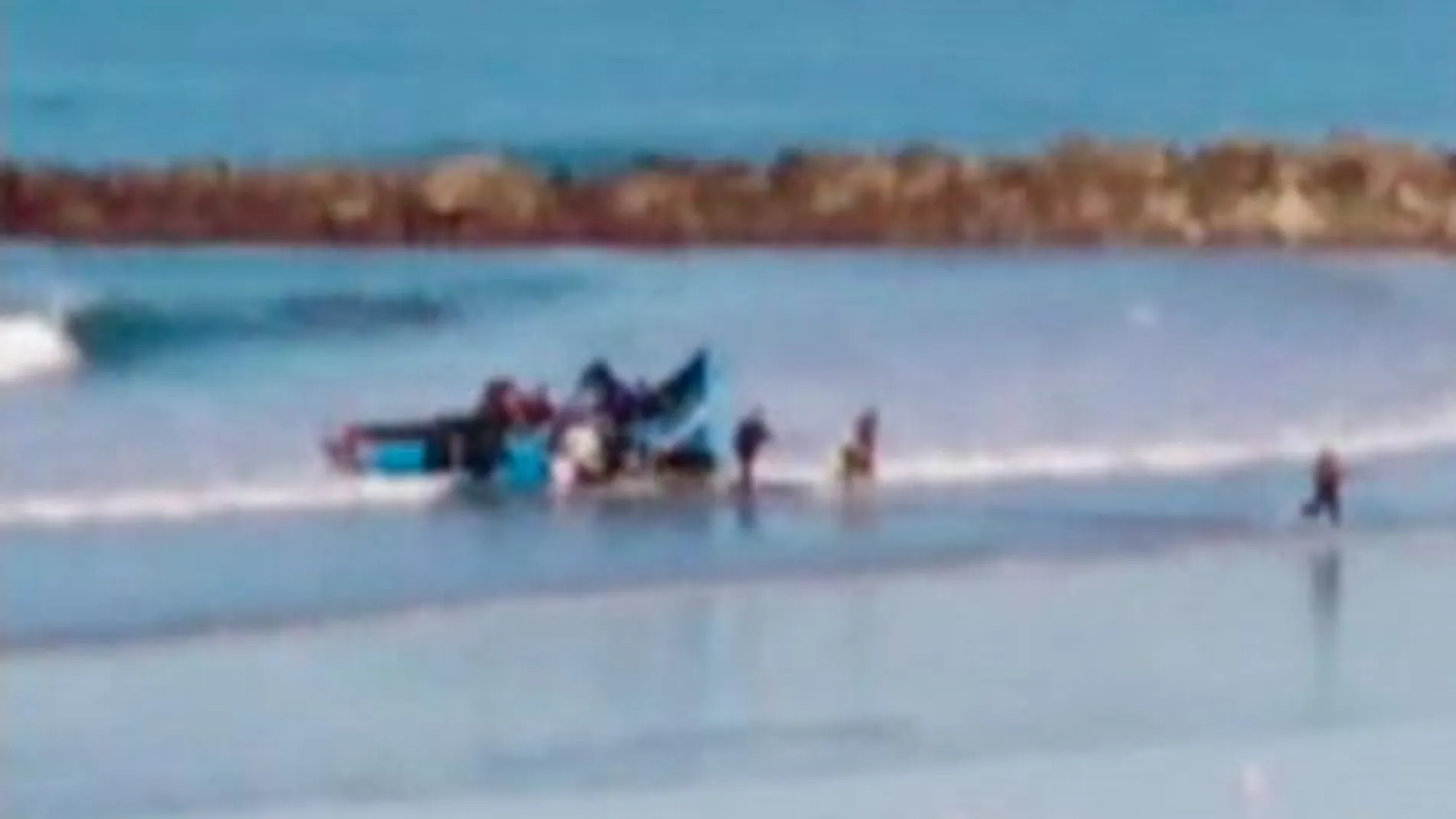 Llegada en patera de 30 inmigrantes a la playa de Santa María del Mar, en Cadiz