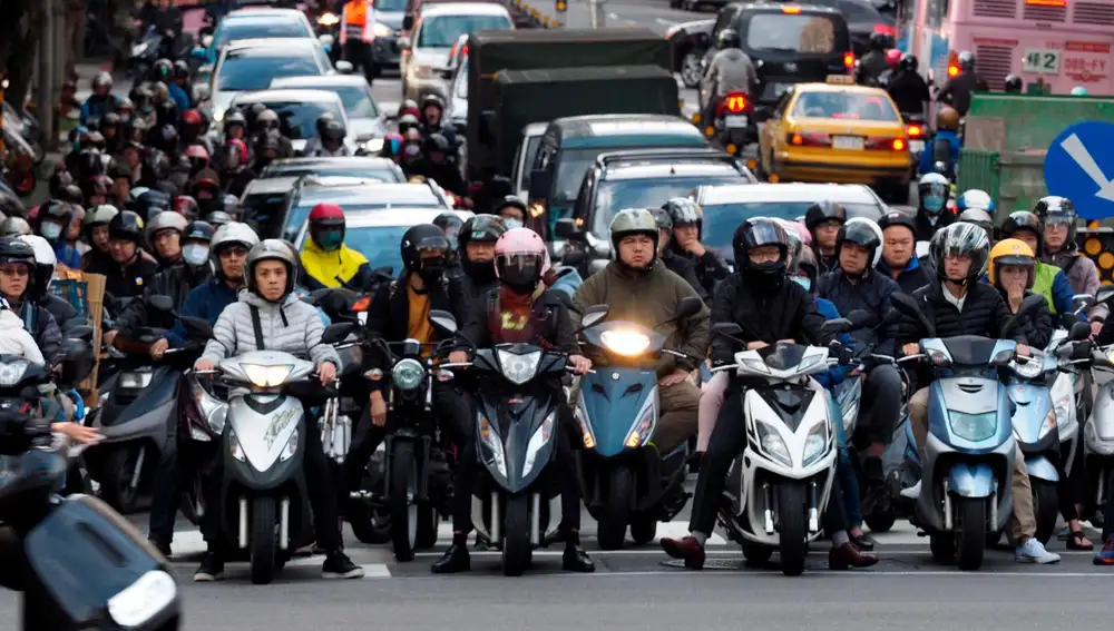 Las motos son el principal medio de transporte escogido por los taiwaneses, lo que provoca un serio problema de contaminación / Foto: Efe