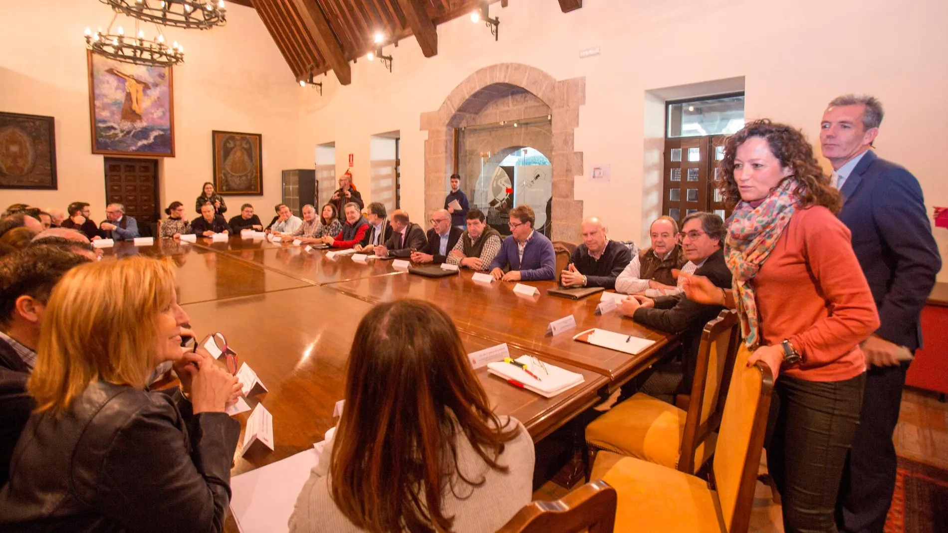 La viceconsejera María de Duero saluda a los representantes de las mancomunidades presentes en el encuentro