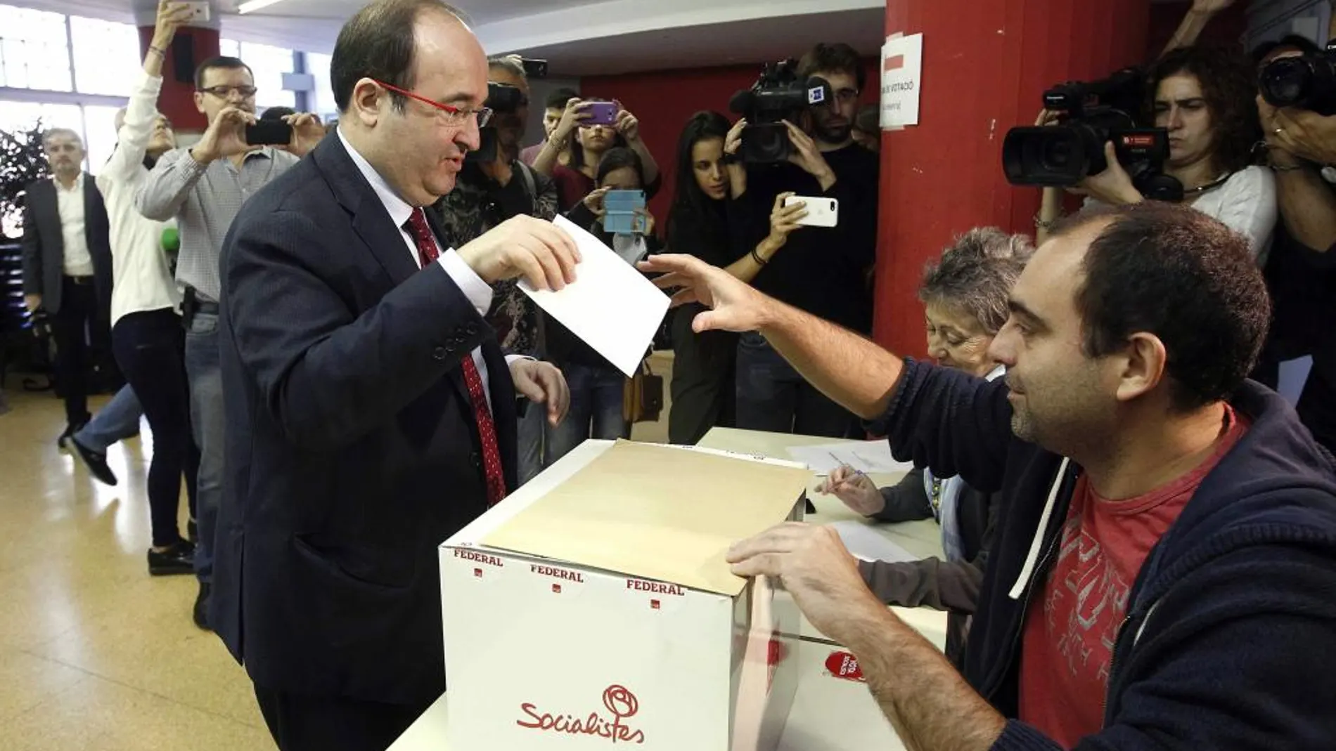 El candidato Miquel Iceta vota en las elecciones primarias del PSC que se celebran hoy