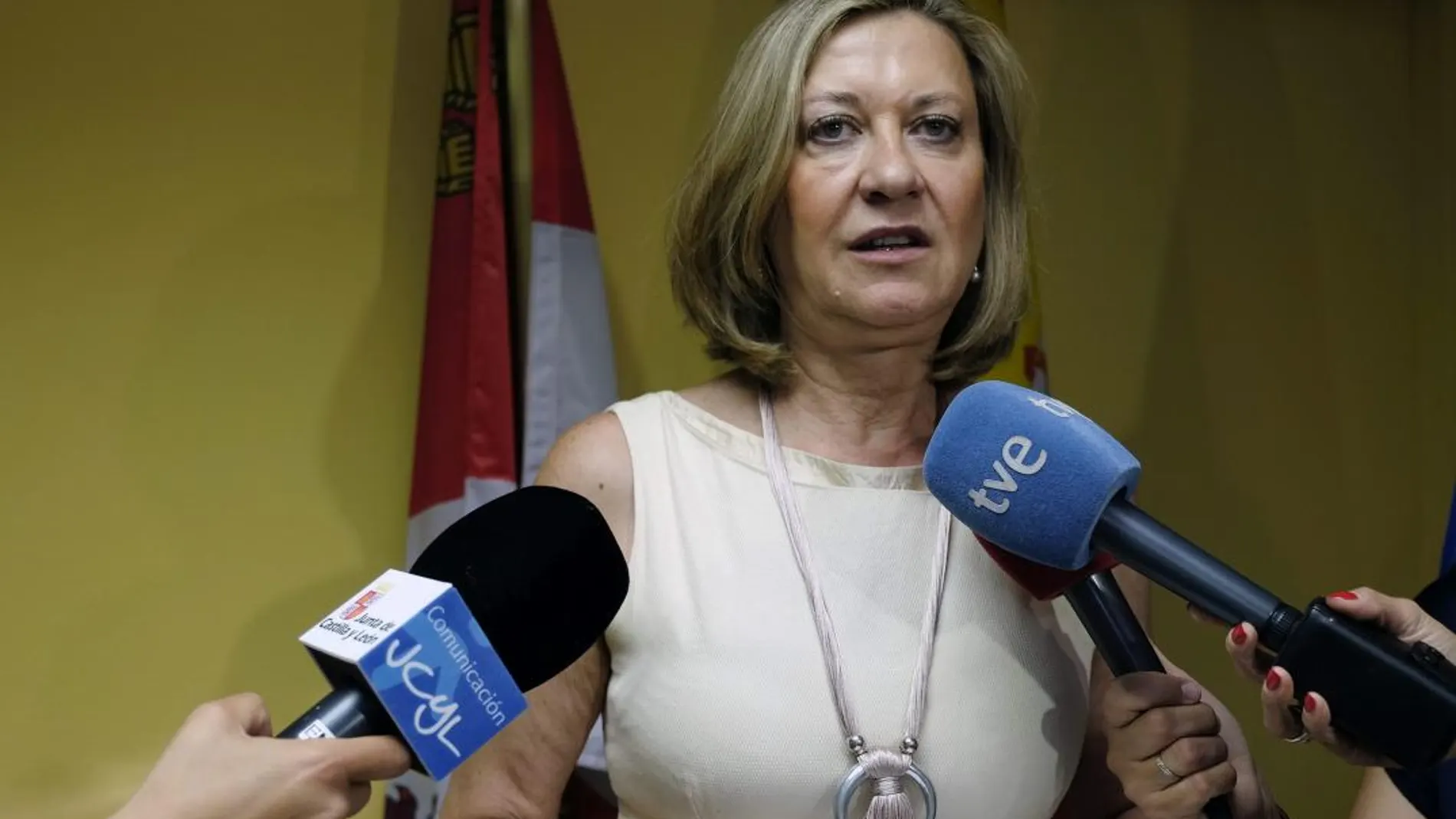 La consejera de Economía y Hacienda, Pilar del Olmo, atiende a los medios para dar su parecer sobre el aumento de déficit por parte del Gobierno