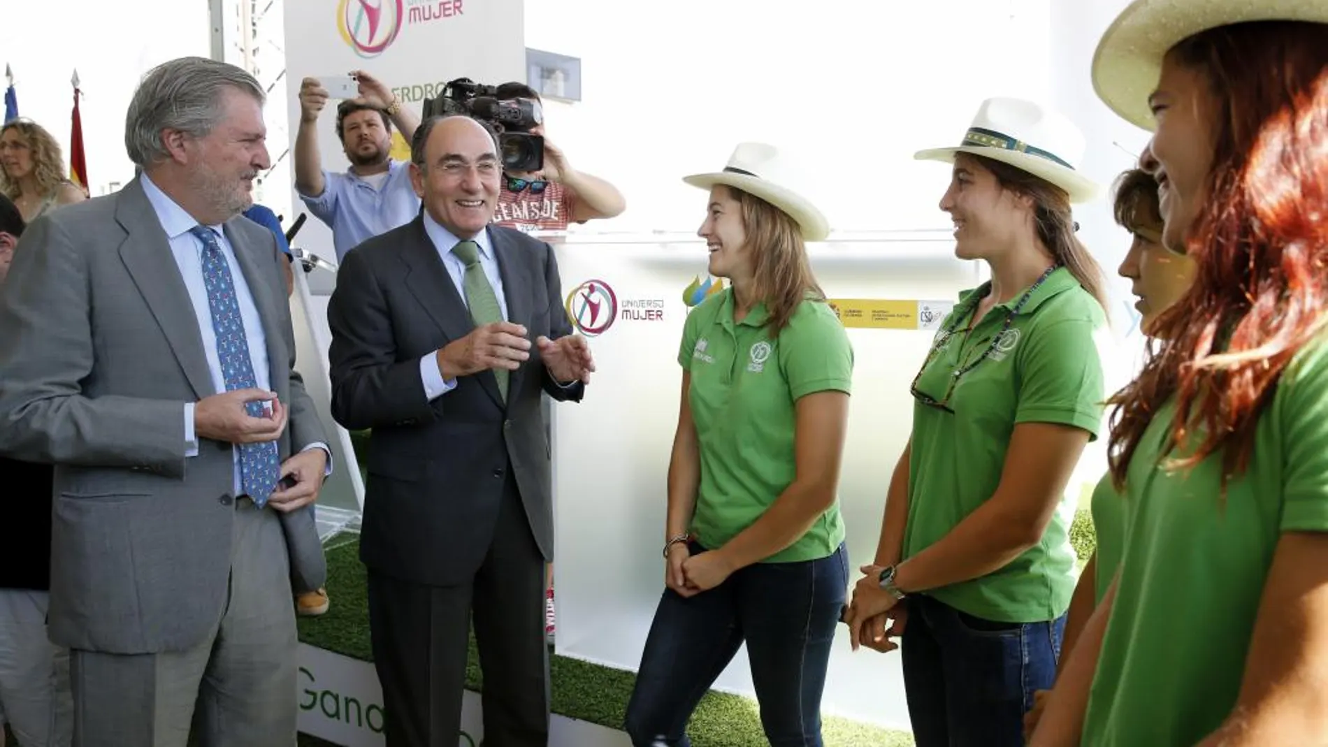 El ministro de Educación, Cultura y Deporte, Íñigo Méndez de Vigo (i), que ha presidido la firma de la adhesión de Iberdrola al programa Universo Mujer del Consejo Superior de Deportes (CSD), y el presidente de la compañía eléctrica, Ignacio Sánchez Galán, conversan con unas jóvenes deportistas durante el acto.