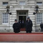 Policía en la entrada del palacio de Buckingham