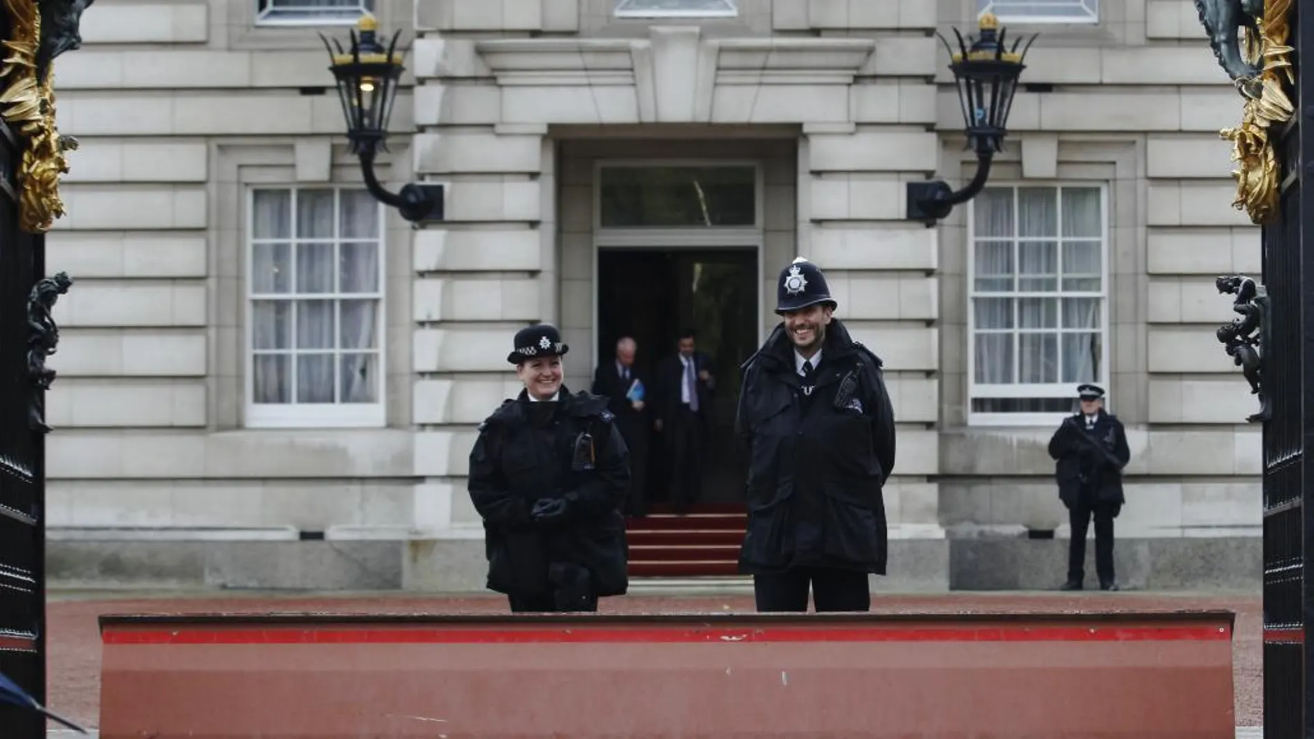 Policía en la entrada del palacio de Buckingham