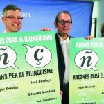 Joaquim Coll, Rafael Arenas y Núria Plaza, ayer en la presentación del acto a favor del bilingüismo.