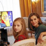La Reina Doña Letizia, con sus dos hijas, sigue la grabación del último mensaje de Nochebuena