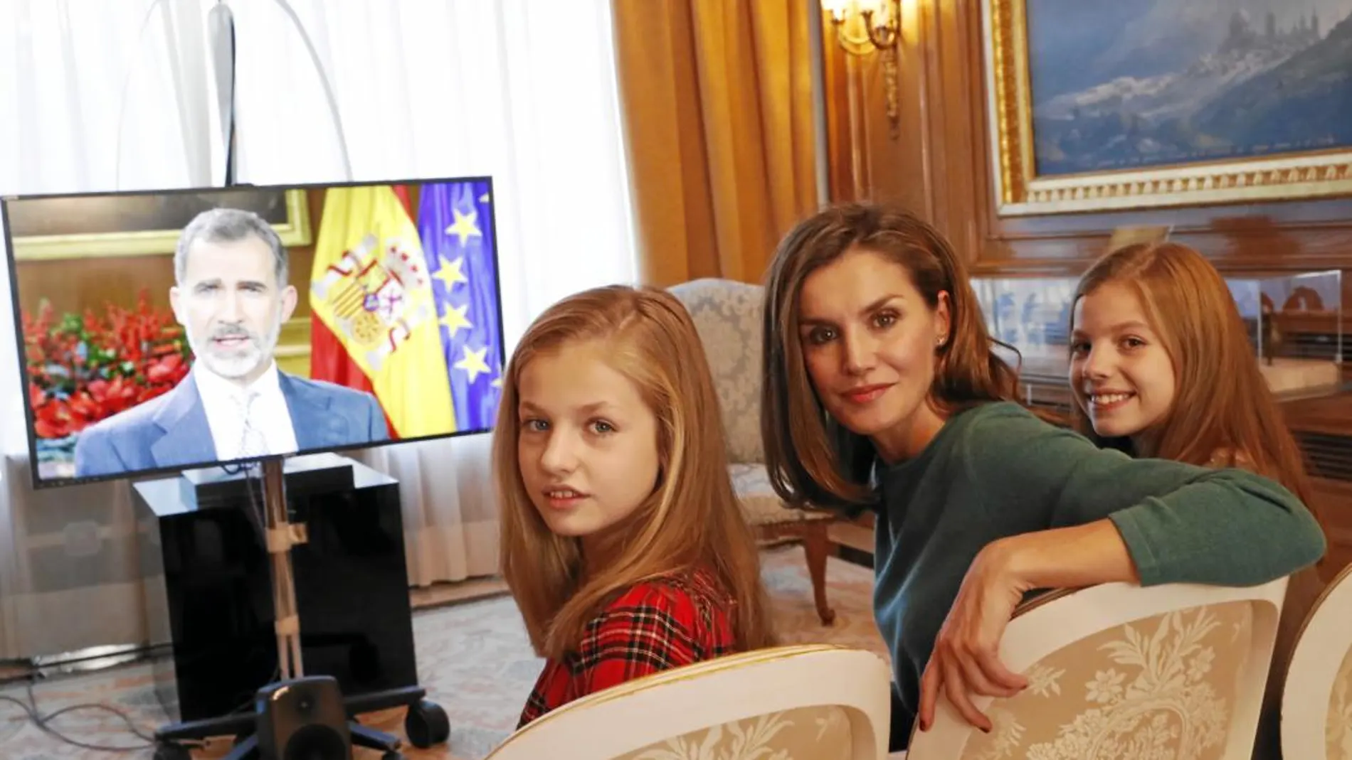 La Reina Doña Letizia, con sus dos hijas, sigue la grabación del último mensaje de Nochebuena