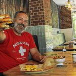 Israel González acaba de abrir la hamburguesería Wallmok en Pozuelo de Alarcón. La carta desvela de dónde procede cada producto/ Connie G. Santos