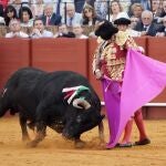 Morante de la Puebla mece el capote a la verónica en uno de sus dos astados de Núñez del Cuvillo