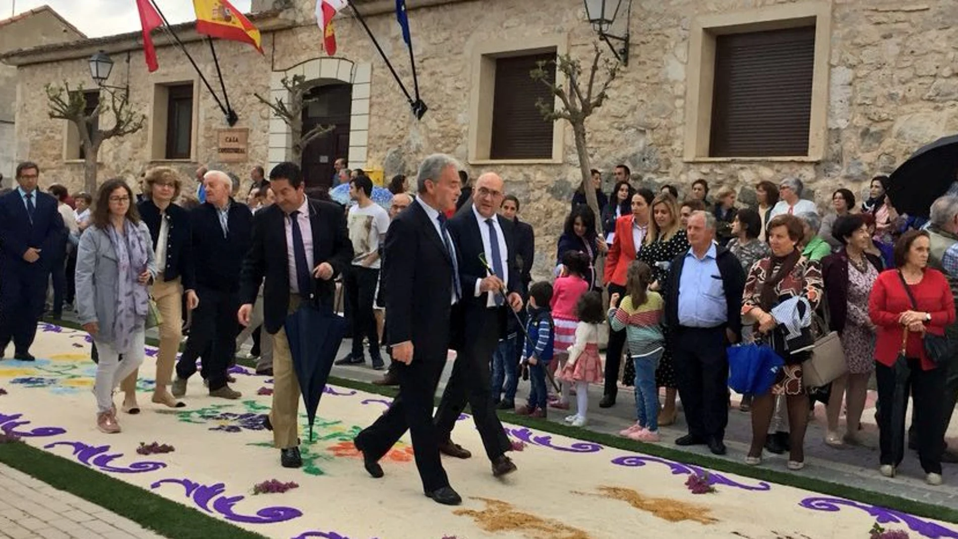 Jesús Julio Carnero pasea sobre la alfombra floral / Dip. Valladolid