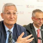 El director del CIC de Salamanca, Eugenio Santos, contesta a las preguntas de los periodistas en presencia el rector de la Usal, Ricardo Rivero