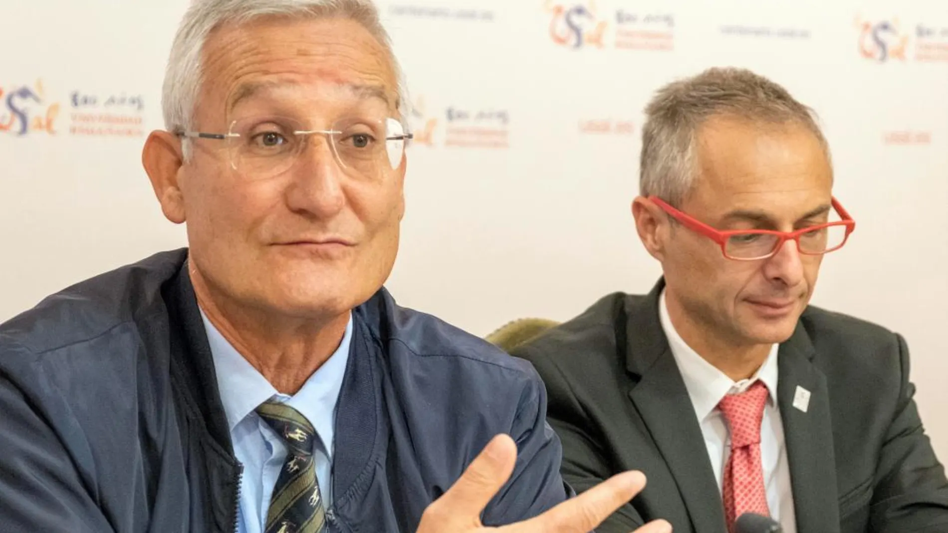 El director del CIC de Salamanca, Eugenio Santos, contesta a las preguntas de los periodistas en presencia el rector de la Usal, Ricardo Rivero
