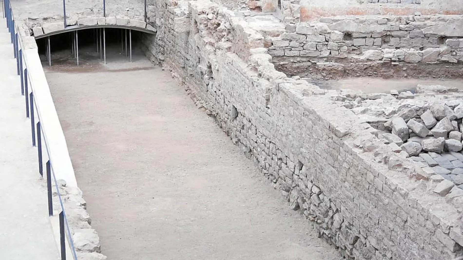 Los restos arqueológicos de la acequia milenaria a su paso por el Born Centre Cultural.