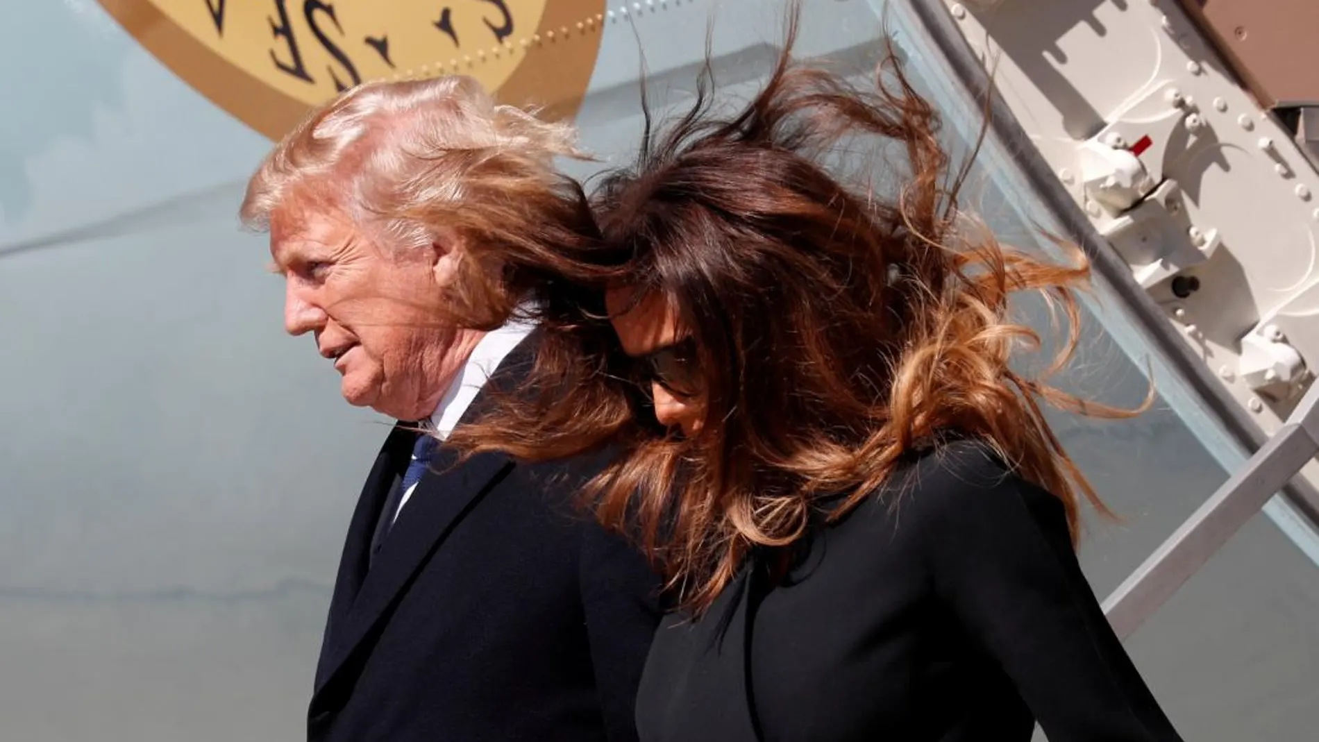 Donald Trump y Melania Trump bajando del Air Force One
