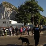 Control policial británico en la frontera de Gibraltar