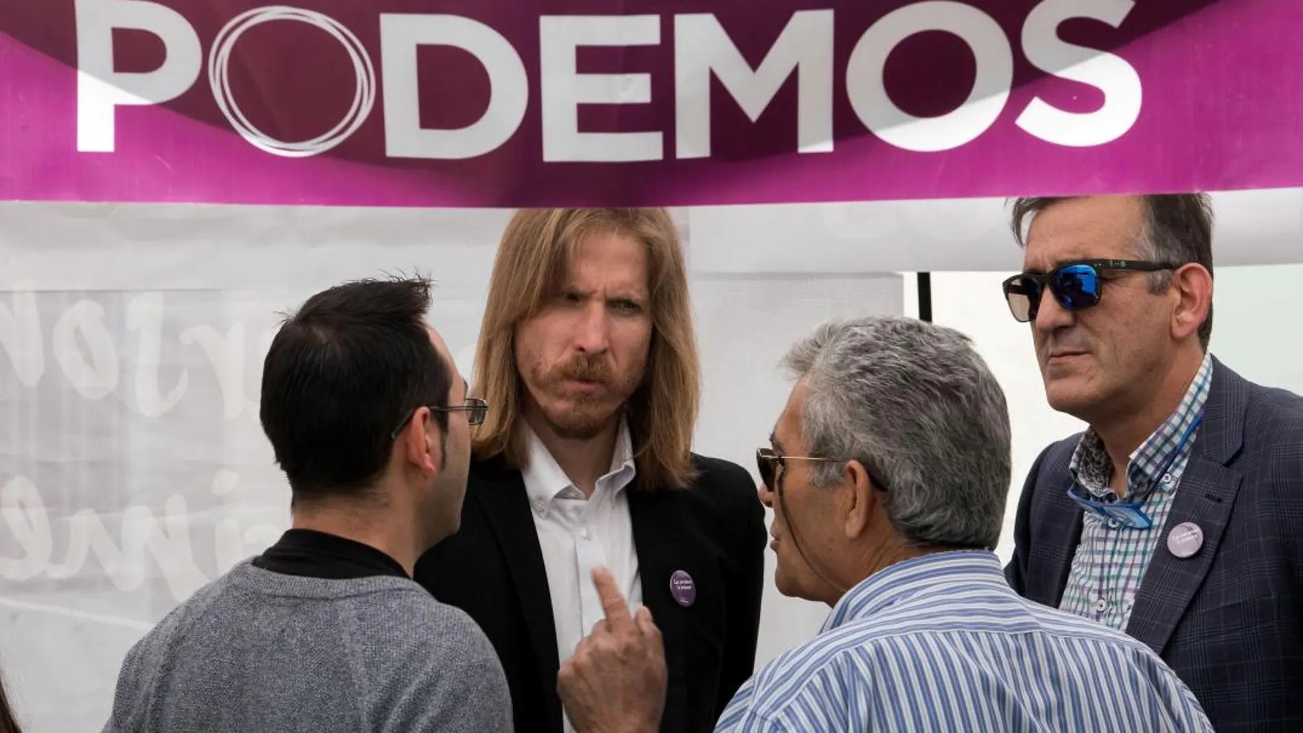 El secretario regional de Podemos, Pablo Fernández, está recorriendo la Comunidad presentando su campaña «¿Qué Castilla y León quieres? Las personas, lo primero»