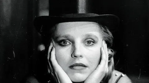 Hanna Schygulla en uno de sus papeles más icónicos, el de «Lilli Marleen», de Fassbinder, película de 1981.