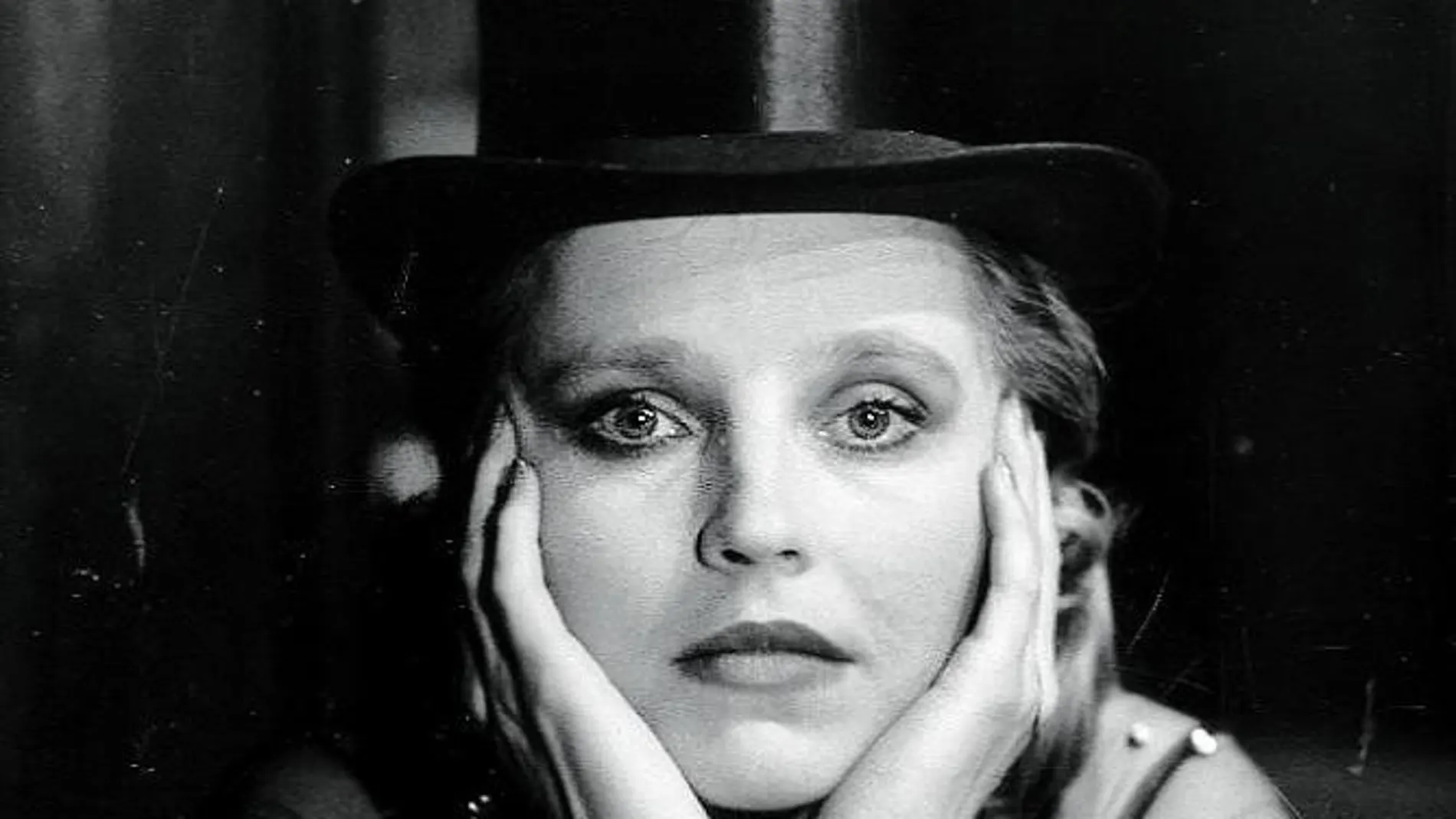 Hanna Schygulla en uno de sus papeles más icónicos, el de «Lilli Marleen», de Fassbinder, película de 1981.